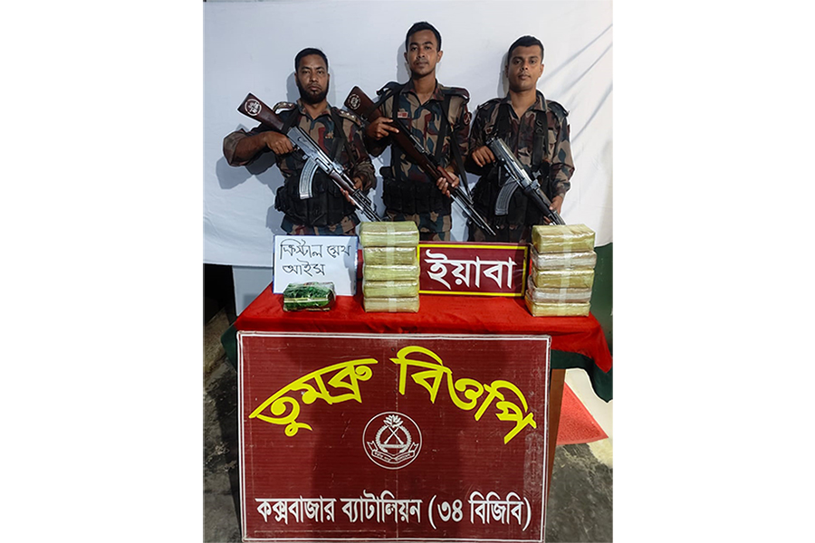 জব্দকৃত মাদকসহ অভিযান পরিচালনাকারী বিজিবি দলের সদস্যা