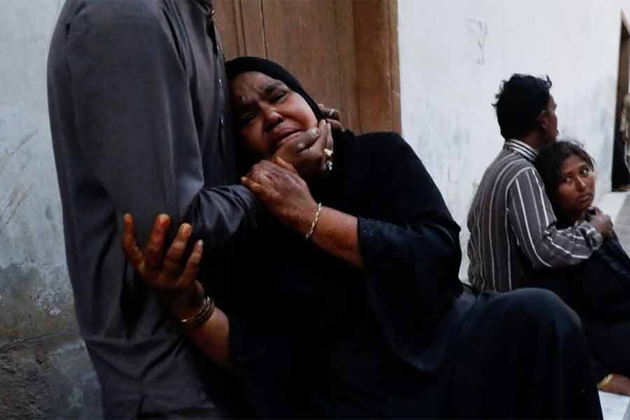 People mourning the death of a relative, who was killed with others in a stampede during handout distribution, at a hospital morgue in Karachi of Pakistan on Friday -Reuters photo