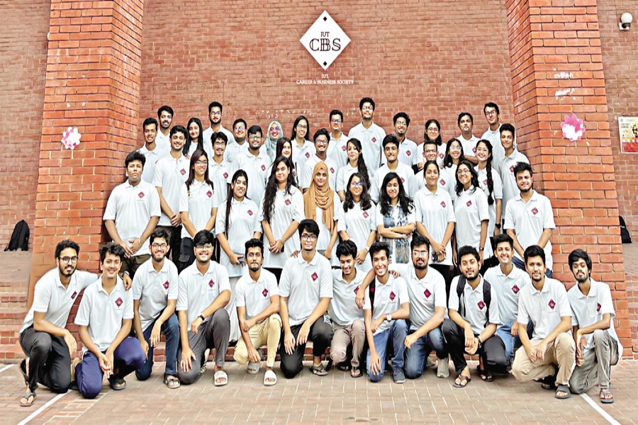 Organisers of IUT CBS Club for this year's competition pose for a photo