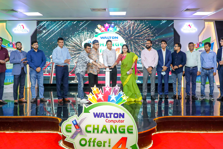 Walton Hi-Tech’s Managing Director S M Mahbubul Alam, Walton Digi-Tech’s Chairman S M Rezaul Alam and other senior officials attend the inauguration of ‘Walton Computer Exchange Offer Season-4’