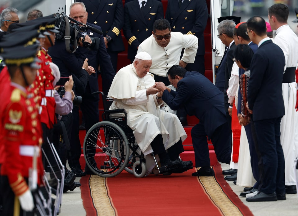 Pope Francis is welcomed at Soekarno-Hatta International Airport during the his apostolic visit to Asia, in Tangerang near Jakarta, Indonesia, September 3, 2024. REUTERS/Willy Kurniawan