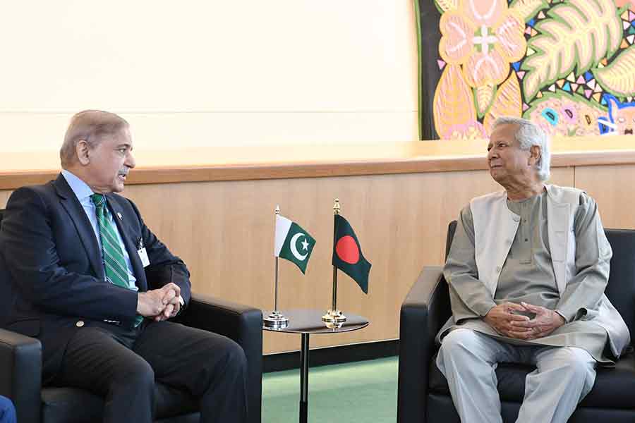 Chief Adviser Dr Yunus and Pakistan's Prime Minister Shehbaz Sharif