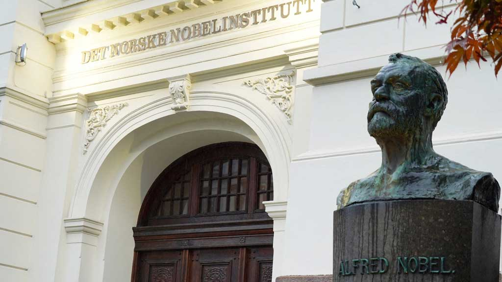 FILE PHOTO: A view of a bust of Alfred Nobel outside the Norwegian Nobel Institute, where the laureate of the Nobel Peace Prize is announced, in Oslo, Norway, Oct 6, 2023. REUTERS/ Tom Little/File Photo