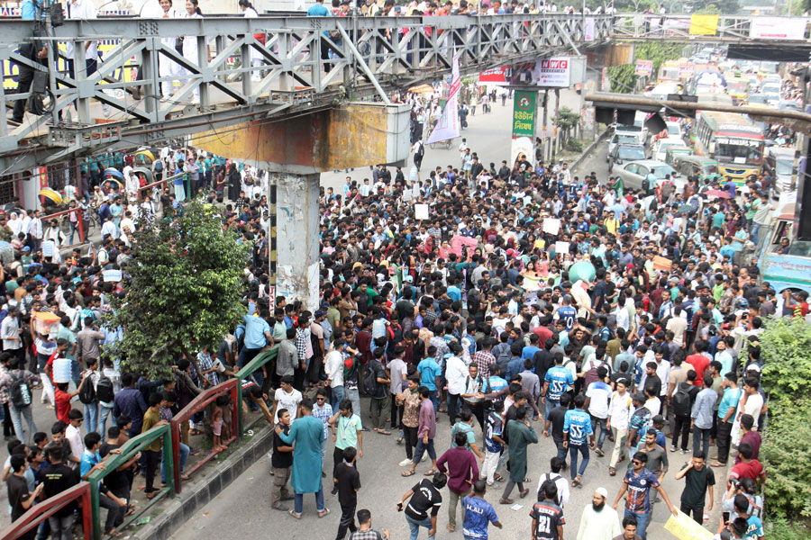 Students protesting at Nilkhet and Science Lab intersections on Monday demanding disaffiliation of seven public colleges with DU