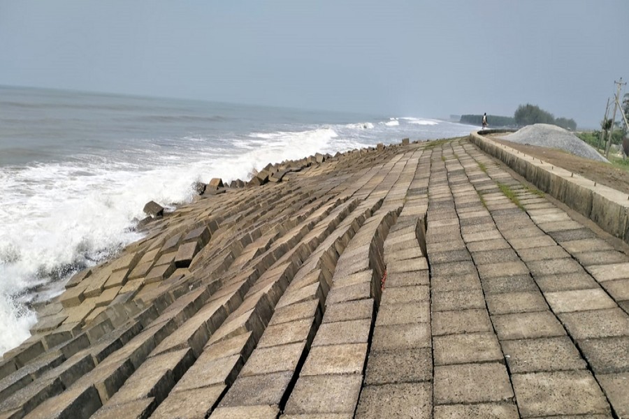 Photo shows loosened CC blocks on the island's embankment at Shahparir Dwip in Teknaf upazila of Cox's Bazar district — FE Photo