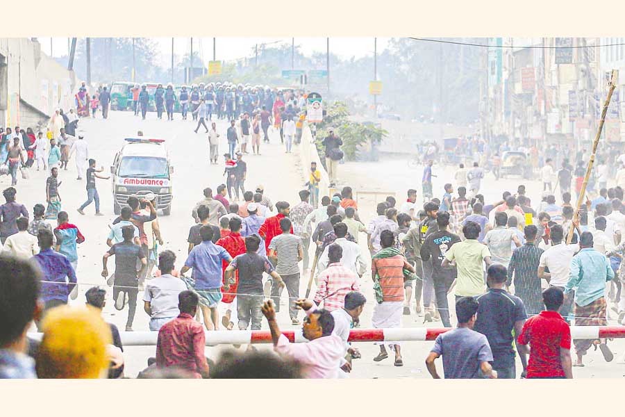 Battery-run rickshaw drivers staged demonstration and engaged in clashes with law-enforcers in Jurain area of the capital on Friday. — FE Photo