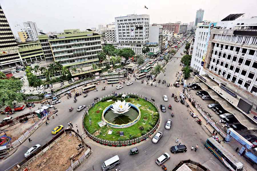 Shapla Chattar in Dhaka's commercial hub Motijheel, which usually remains packed with vehicles, is almost deserted on the first working day after Eid holidays on Monday. — FE photo by KAZ Sumon