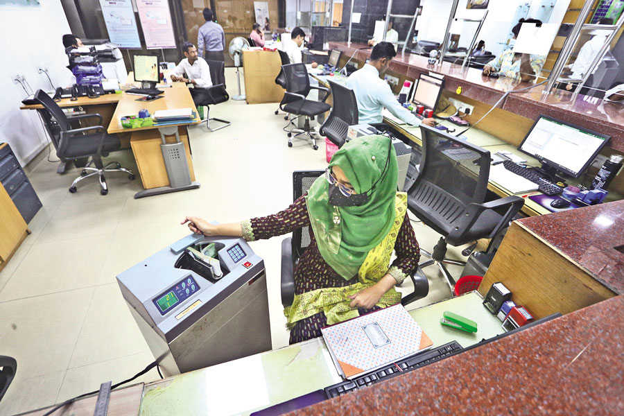 A bank teller is counting notes at a branch of bank in Dhaka —FE file photo