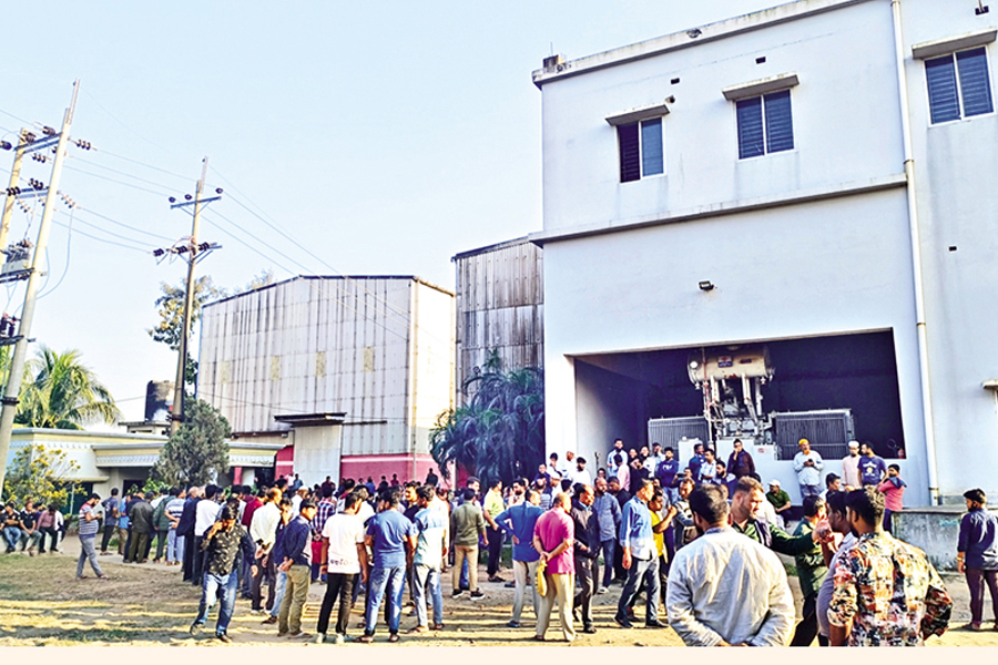 Workers gather outside S. Alam Cold Rolled Steels Limited on Tuesday, as the authority of S Alam Group announced the closure of its six factories, including Cold Rolled Steels Limited, in Chattogram. — FE Photo