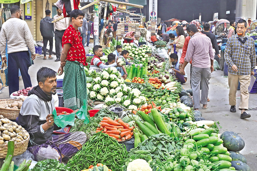 Street vendors sell vegetables on a portion of a road in the city's Motijheel area. There has been a noticeable rise in the sale of veggies following a drop in prices. The photo was shot on Thursday afternoon. — FE Photo by Shafiqul Alam