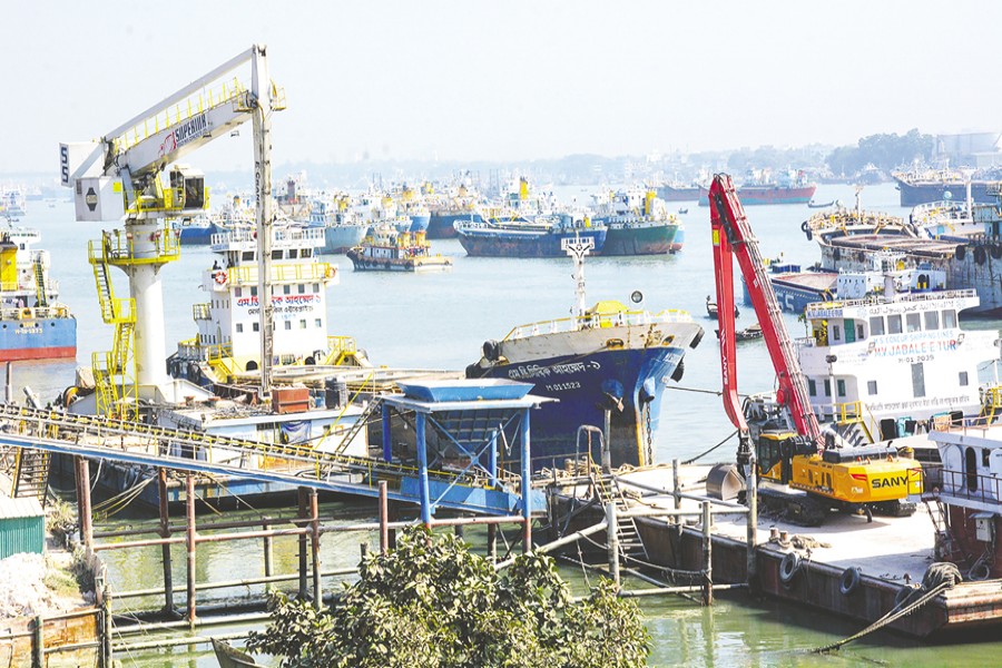 Loading and unloading of goods were suspended in Chittagong Port as cargo vessel workers launched an indefinite strike on Saturday.— FE photo