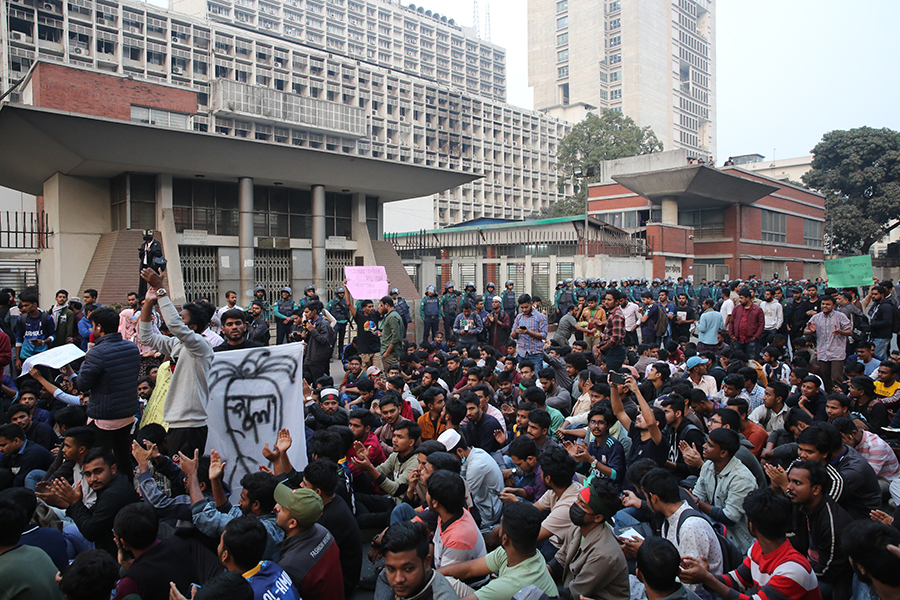 Students of Jagannath University stage a hunger strike on the road in front of the secretariat on Monday with a three-point demand. However, they later called off the strike on assurances from the government authorities to meet their demands. —FE Photo by Asad-Uz-Zaman