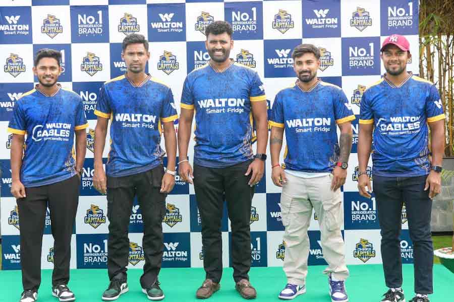 Cricketers of Dhaka Capitals posing for a photo session at Walton headquarters –Press release photo
