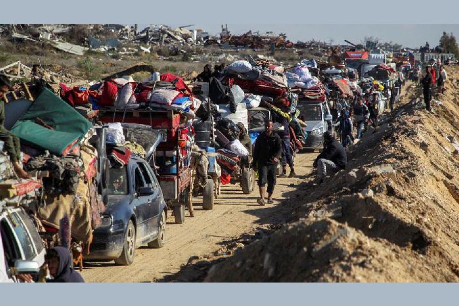 Palestinians, displaced to the south at Israel's order during the war, wait to have their vehicles inspected by the Egyptian-Qatari committee as they return to their homes in northern Gaza amid a ceasefire between Israel and Hamas, near Gaza City, January 27, 2025. REUTERS/Hatem Khaled