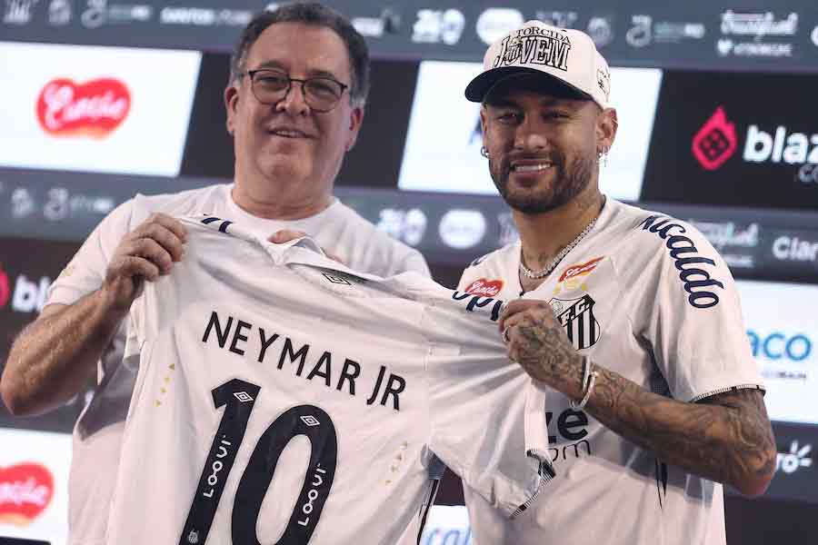 Neymar posing with Santos president Marcelo Teixeira during a press conference as Santos' new signing recently –Reuters photo