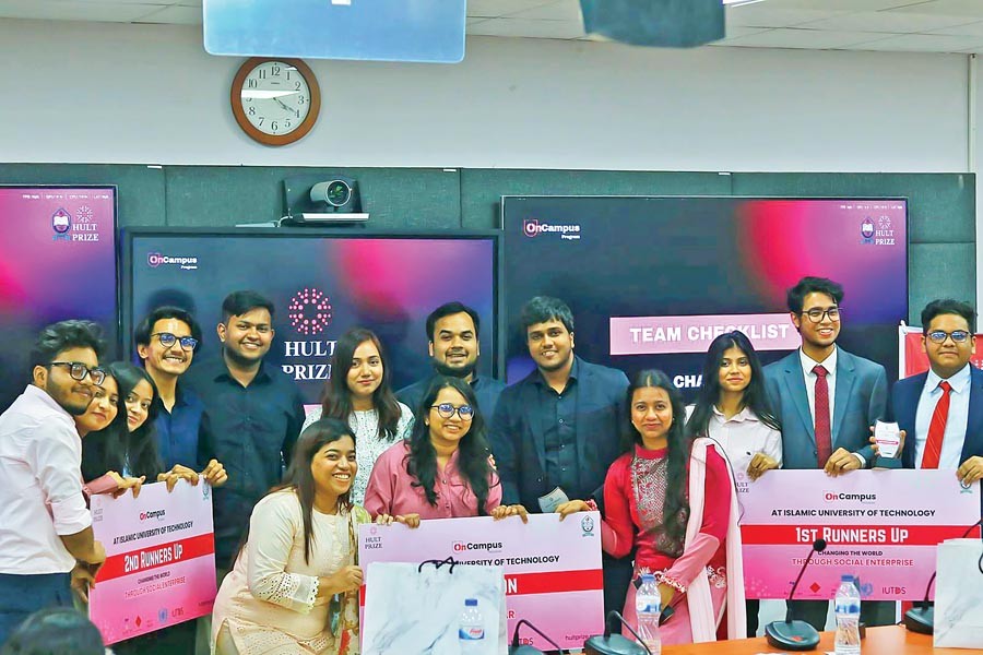 HULT Prize IUT 2025 winners and organisers pose for a photo