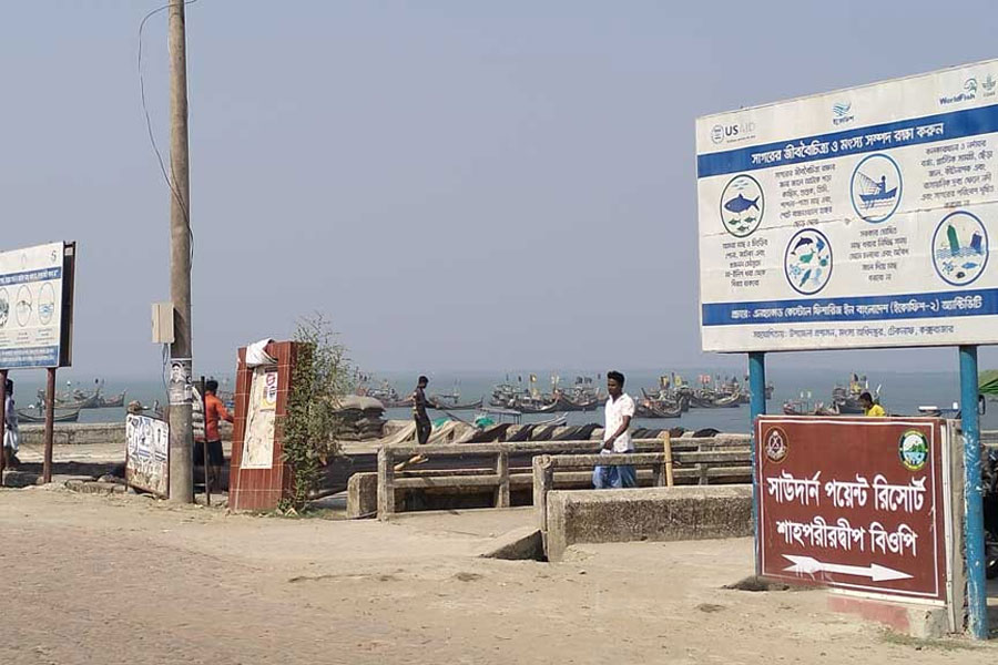A currency dealer counts Iranian Rials as the value of the Iranian Rial drops, in Tehran, Iran, February 9, 2025.