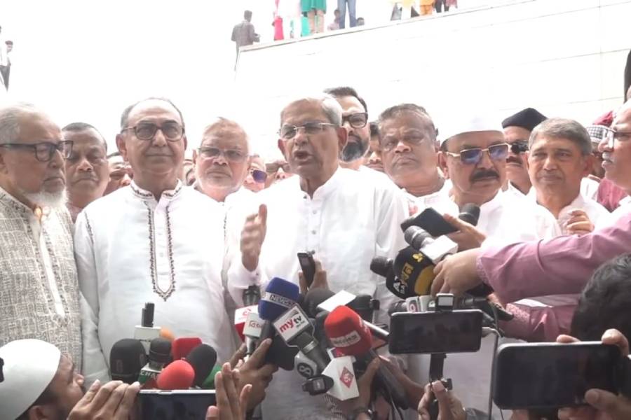 Mirza Fakhrul paying floral tributes at the mazar of BNP’s founder late president Ziaur Rahman at Sher-e-Bangla Nagar on Eid Day.
