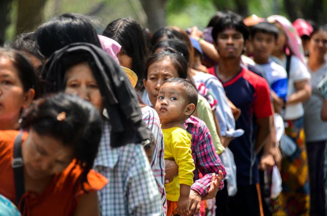 People queue for donated relief supplies following a strong earthquake in Mandalay, Myanmar, April 3, 2025. REUTERS/Stringer