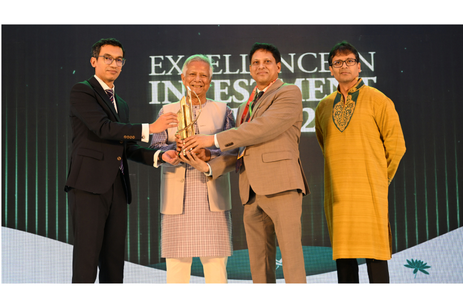 Chief Adviser Professor Dr. Muhammad Yunus and BIDA’s Executive Chairman Ashik Chowdhury hand over the 'Excellence in Investment Award 2025' to Walton Hi-Tech Industries PLC's Managing Director S M Mahbubul Alam