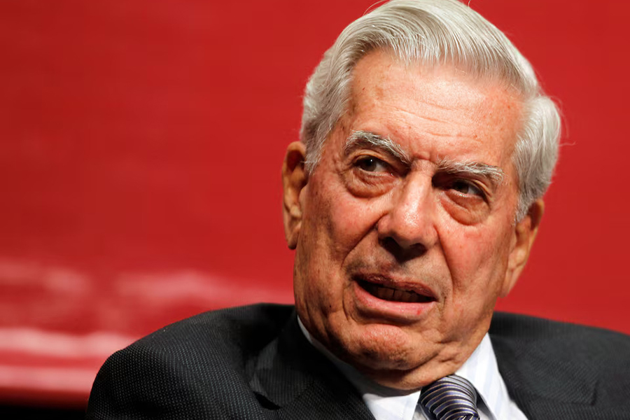 Peruvian-born literature Nobel laureate Mario Vargas Llosa attends a conference with students at the Teatro de la Ciudad in Monterrey, Mexico on March 9, 2011 — Reuters/File