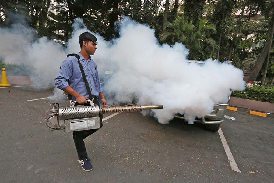 A worker seen spraying mosquito repellents with a fogger machine in the Pan Pacific Sonargaon Hotel area in Dhaka amid an alarming outbreak of dengue fever — FE file photo