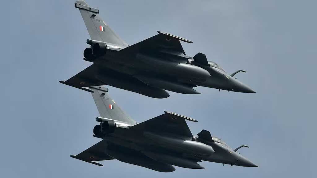 Indian Air Force's Rafale fighter jets fly past during the "Aero India 2021" air show at Yelahanka air base in Bengaluru, India, February 3, 2021. REUTERS/Samuel Rajkumar