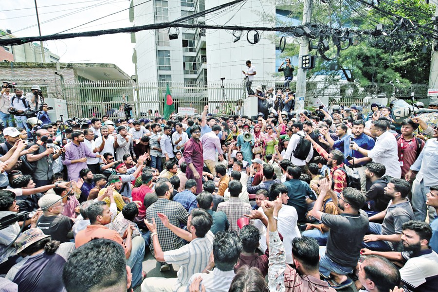 The National Citizen Party stages a demonstration in front of the city's Election Commission office on Wednesday, demanding steps to restructure the commission and hold local government elections before the national polls