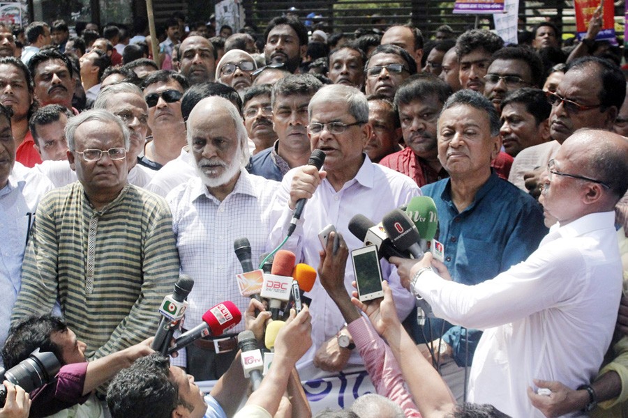BNP secretary general Mirza Fakhrul Islam Alamgir speaking at a human chain, as part of their +98countrywide programme, protesting violence on Rohingya migrants in front of the National Press Club in the city on Friday. — Focus Bangla