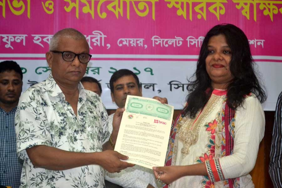 SCC mayor Ariful Haque Chowdhury and BRAC'S Urban Development Pogramme chief Hasina Moshrofa are seen at the MoU signing ceremony in Sylhet on Saturday. — FE Photo