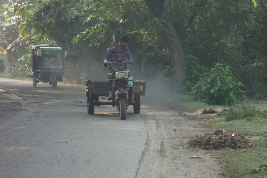 A three-wheeler locally called Nosiman plying on the Gopalganj-Kotolipara Highway under Gopalganj Sadar emitting thick black smoke. — FE Photo