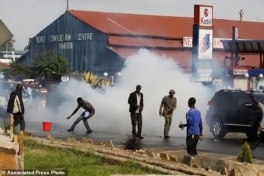 Police spray tear gas on supporters of the Kenyan opposition National Super Alliance (NASA) coalition in Nairobi, Kenya, Friday, Nov. 17, 2017. (AP photo)