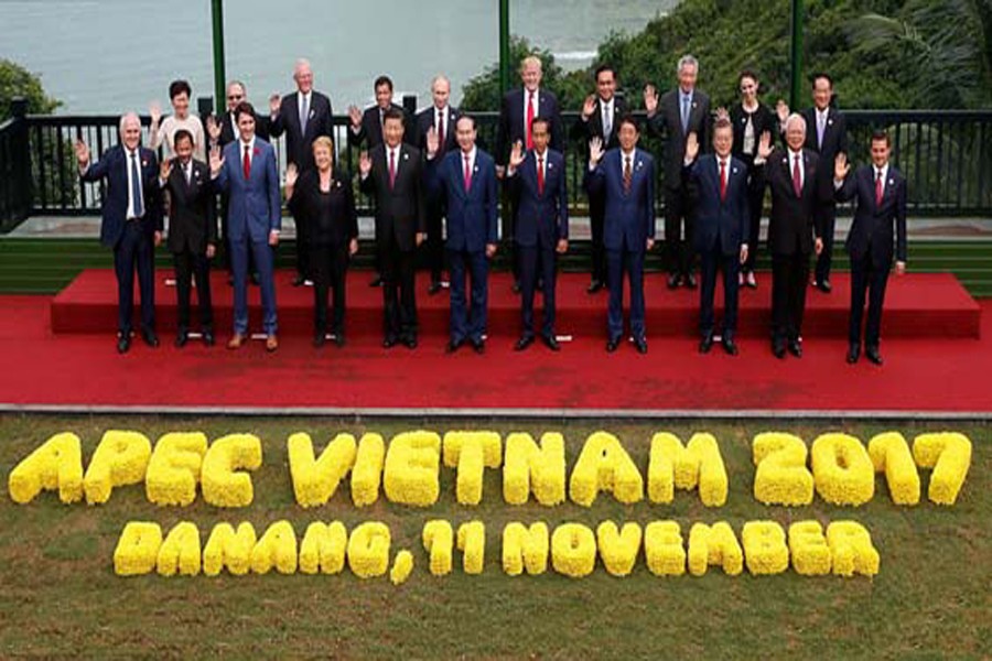 Leaders pose for a group photo at the APEC Economic Leaders Meeting in Danang, Vietnam, November 11, 2017. – Photo: Reuters