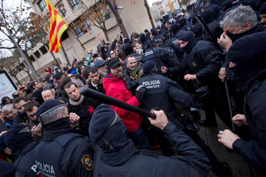 Catalan regional police officers scuffle with protestors in front of the Museum of Leida after police entered the museum to carry out an order and return over 40 contested artworks to the Spanish region of Aragon (Reuters Photo)