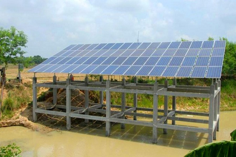 A solar pump is installed in a waterbody in Jagpur village under Godagari upazila of Rajshahi to supply water to cropland. The photo was taken on Monday. — FE Photo
