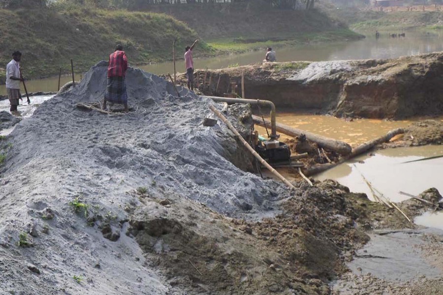 Local influential people lift sand illegally from the Nagor River near Shabla area of Tarola union under Dupchanchia upazila in Bogra. — FE Photo