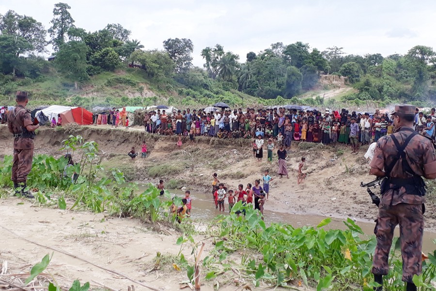 Tension has gripped the Rohingya refugees who have taken shelter in the Tambru no-man's land area as Myanmar Army again took position on the Bangladesh-Myanmar border in Naikkhonchhari upazila of Bandarban district on Monday. — FE Photo