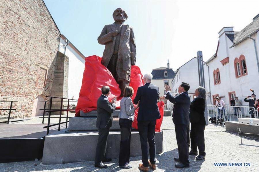 Guests unveil the Karl Marx statue during the unveiling ceremony of the Karl Marx statue in Trier, Germany, on May 05, 2018. A China-donated statue of German philosopher Karl Marx was unveiled on Saturday in his birth town on the 200th anniversary of his birth. —Photo: Xinhua