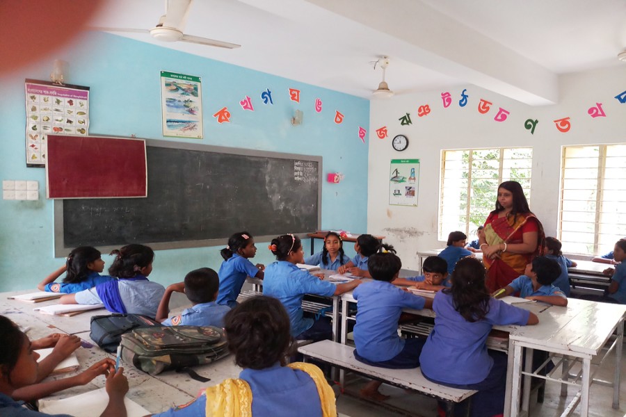 A teacher taking class at Pashcim Bariala Government Primary School at Pashcim Bariala village under Magura Sadar upazila recently — FE Photo