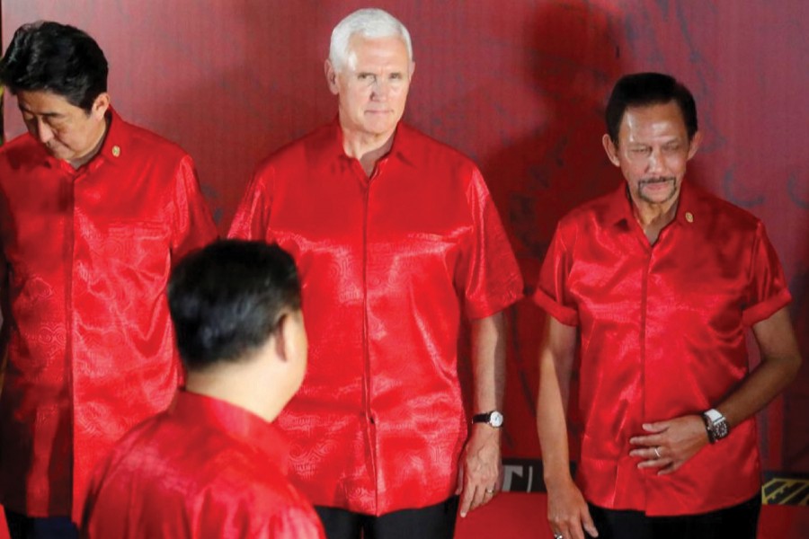 (Clockwise) Japanese Prime Minister Shinzō Abe, US Vice President Mike Pence, Sultan of Brunei Hassanal Bolkiah and Chinese President Xi Jinping as they prepare for a group photo with Asia-Pacific Economic Cooperation (APEC) forum leaders at a gala dinner during the APEC summit in Port Moresby on November 17, 2018. —Photo: Reuters