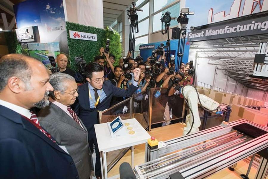Malaysian Prime Minister Mahathir Mohamad (2nd L) visits Huawei's booth at the 5G Malaysia Showcase event in Putrajaya, Malaysia on April 18, 2019. — Photo: Xinhua