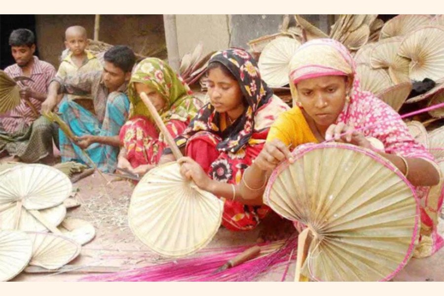 Village people making hand-fans in Bhalain village under Mohadevpur upazila of Naogaon on Thursday — FE Photo