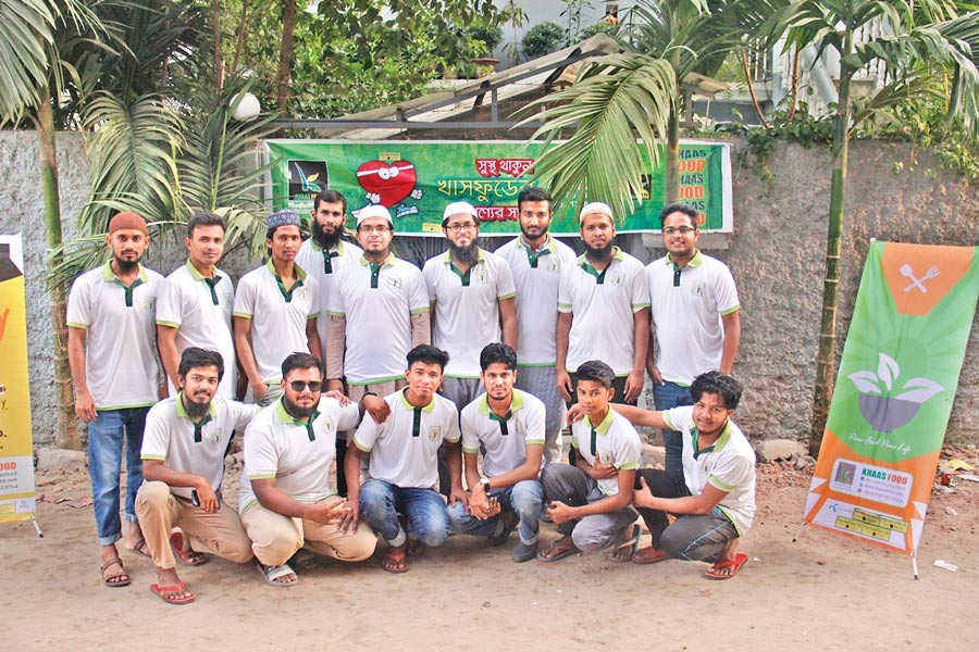 The team of KhaasFood: Habibul Mustafa Arman, the interviewee, is fifth from left in the second row (standing)