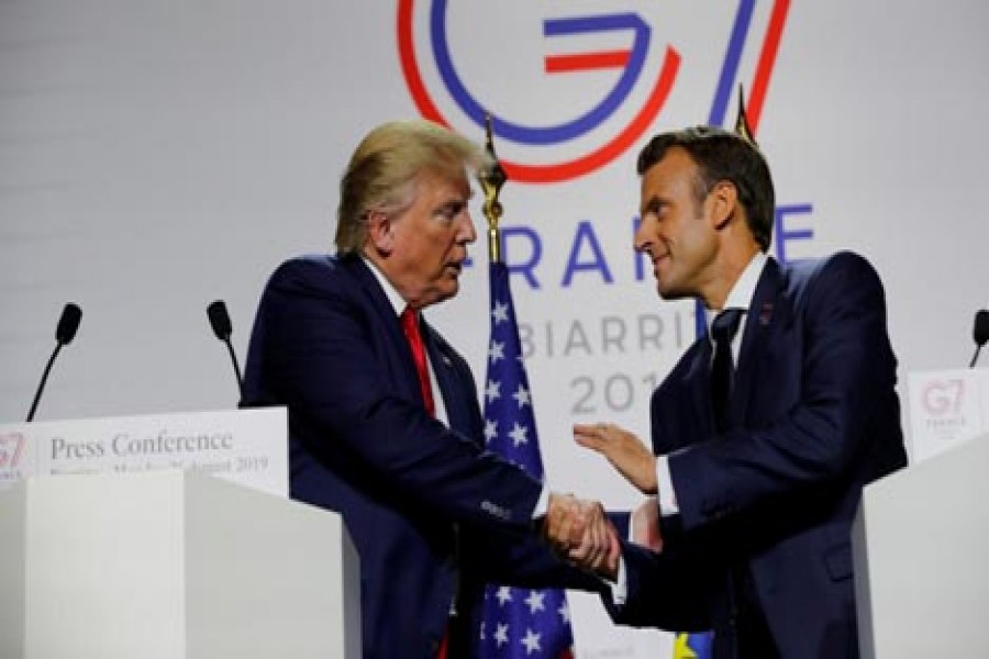 MACRON PUSHES FOR SUMMIT BETWEEN US, IRANIAN PRESIDENTS IN G7 SPEECH: French President Emmanuel Macron shakes hands with US President Donald Trump at the end of the G7 summit in Biarritz, France, August 26, 2019. — Photo: Reuters