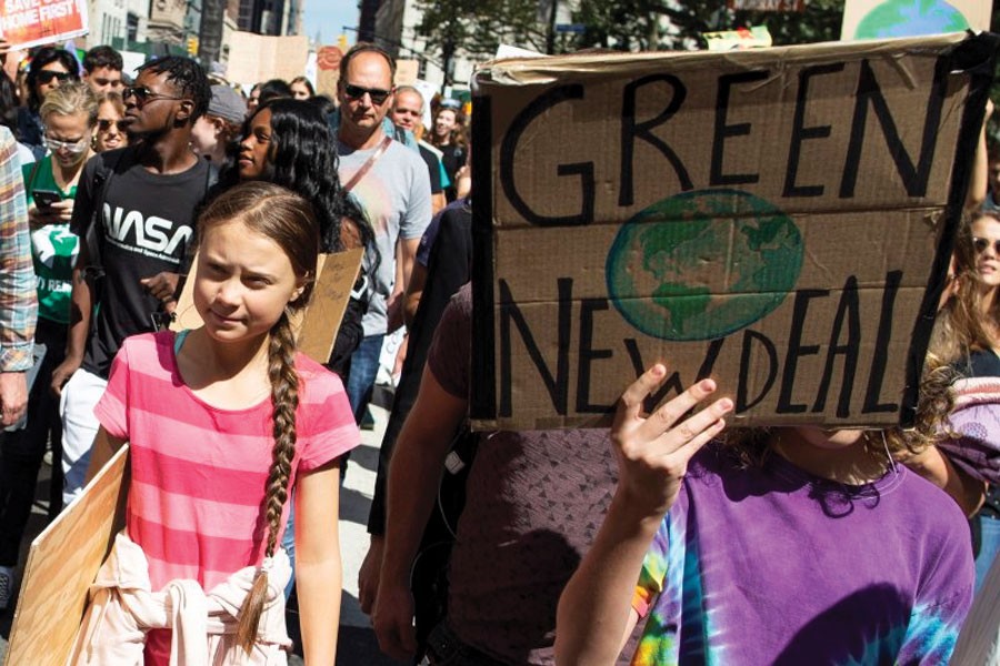 Swedish environmental activist Greta Thunberg, left, takes part during the Climate Strike, on September 20, 2019 in New York.           —Photo: AP
