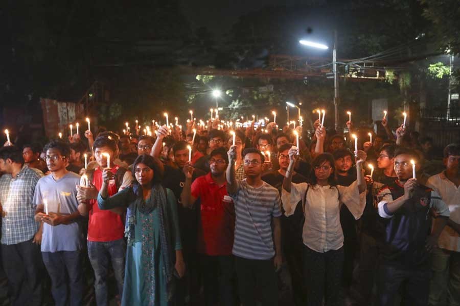 BUET students marched in a silent procession carrying lit-up candles on the campus on October 08, 2019 to register their protest against the murder of their peer Abrar Hossain. —Photo: bdnews24.com