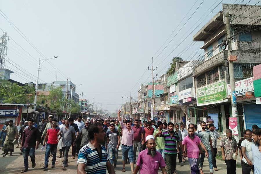 Khulna state-owned jute mill workers brought out a hunger procession in the Khalishpur industrial area in the city on Monday — FE Photo