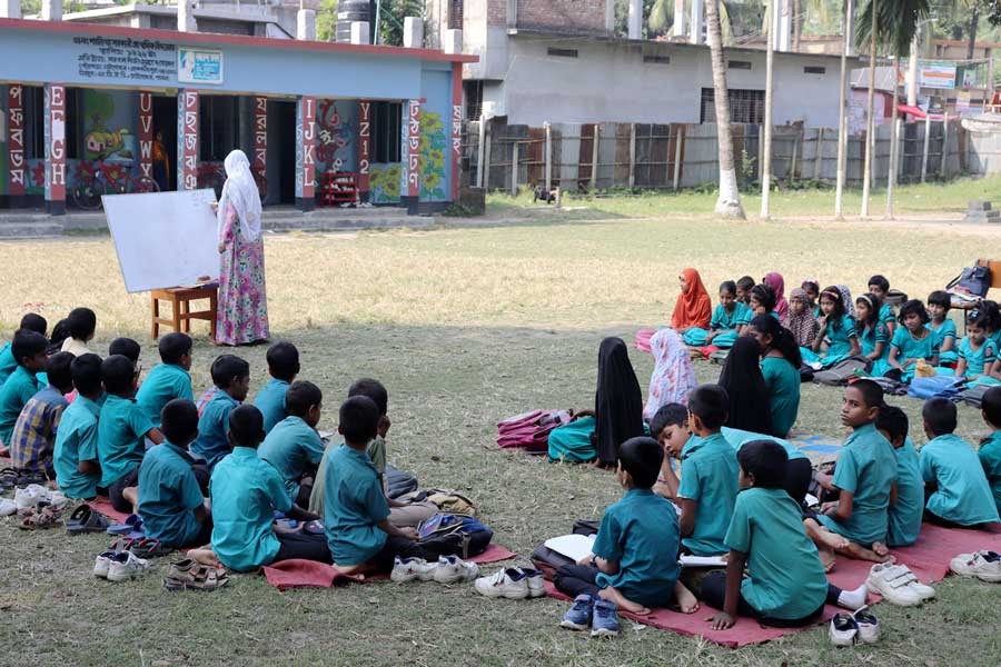 A teacher of Shalikha Government Primary School teaching students under open sky at Chatmohar Upazila Sadar in Pabna district — FE photo A teacher of Shalikha Government Primary School teaching students under open sky at Chatmohar Upazila Sadar in Pabna district — FE photo