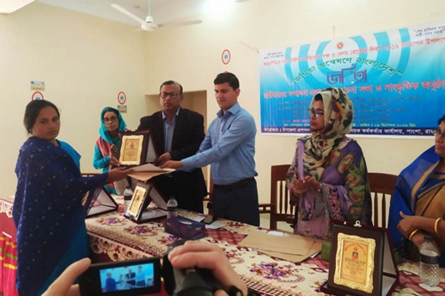 Sarothi Rani Kundu receiving the Joyeeta Award under economic development women category