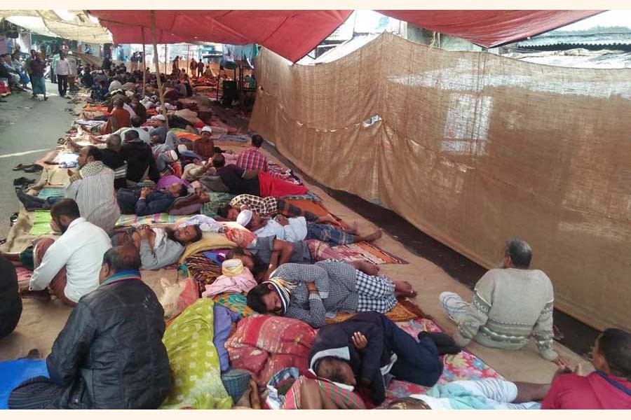 Khulna Platinum Jute Mills workers observing the hunger strike unto death programme for the second consecutive day in front of the mill gate on Monday — FE Photo